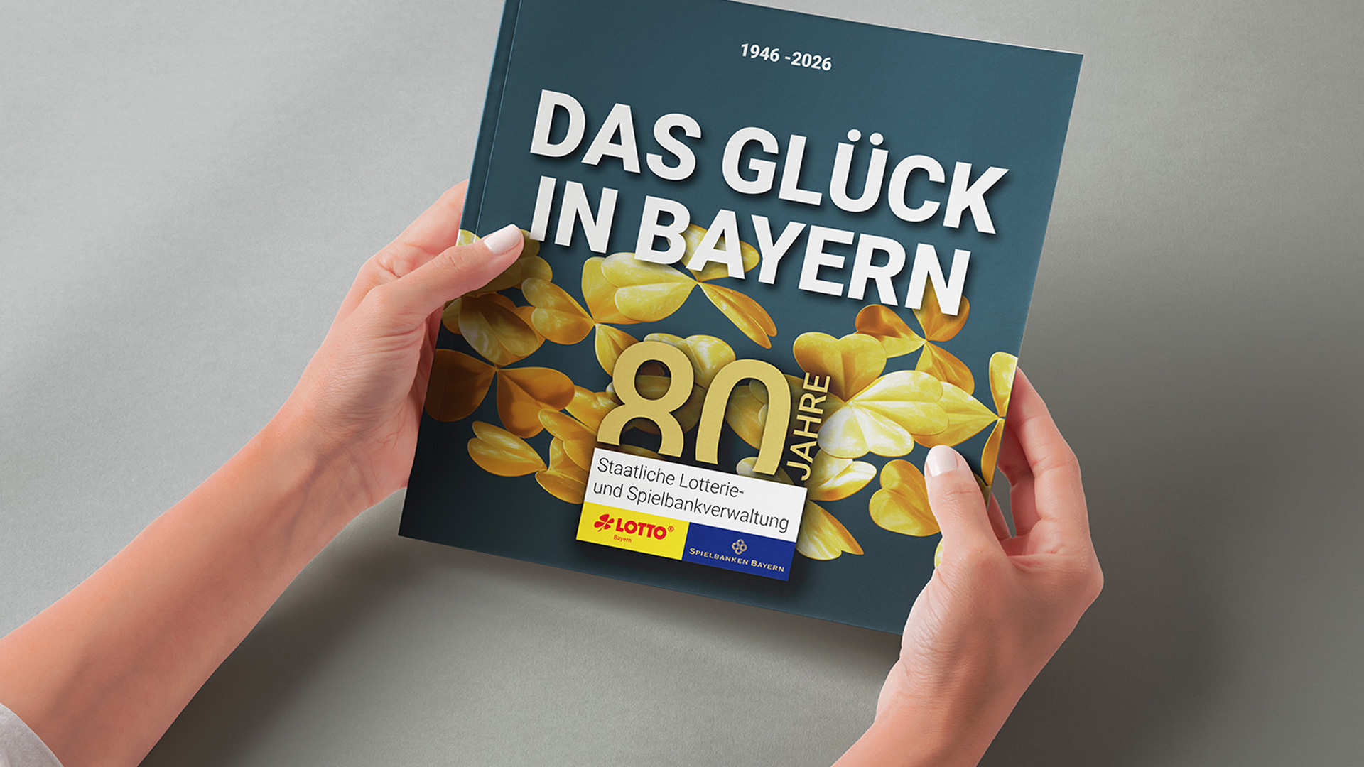 Broschüre in Händen