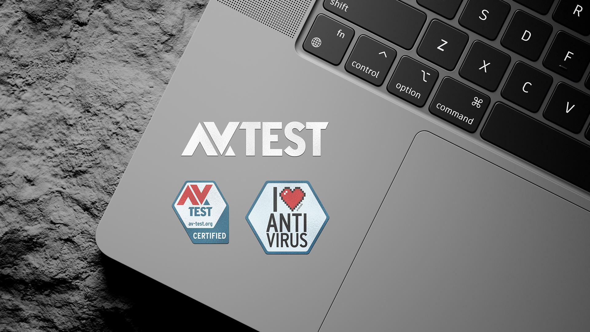 Laptop mit AV-TEST Aufklebern