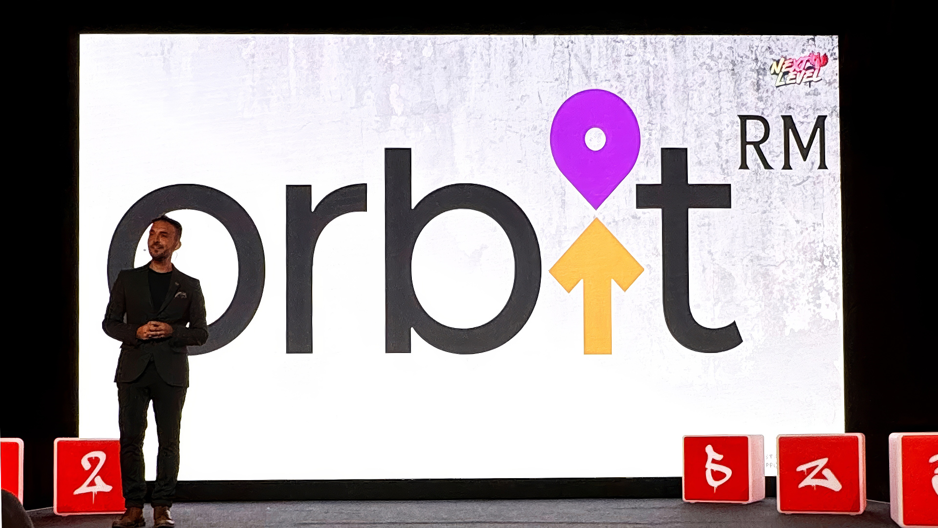 Logo Präsentation mit Sprecher auf Podium